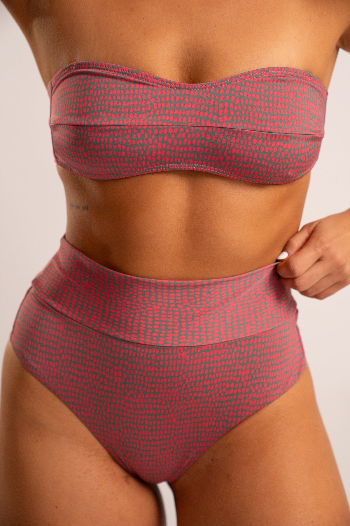 MILENA HOT DELTA COM COS